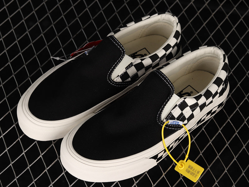 SLIP-ON SIDEWALL CHECK BLACK