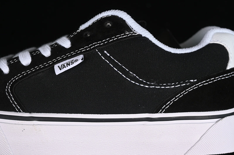 CHUKKA BLACK/WHITE