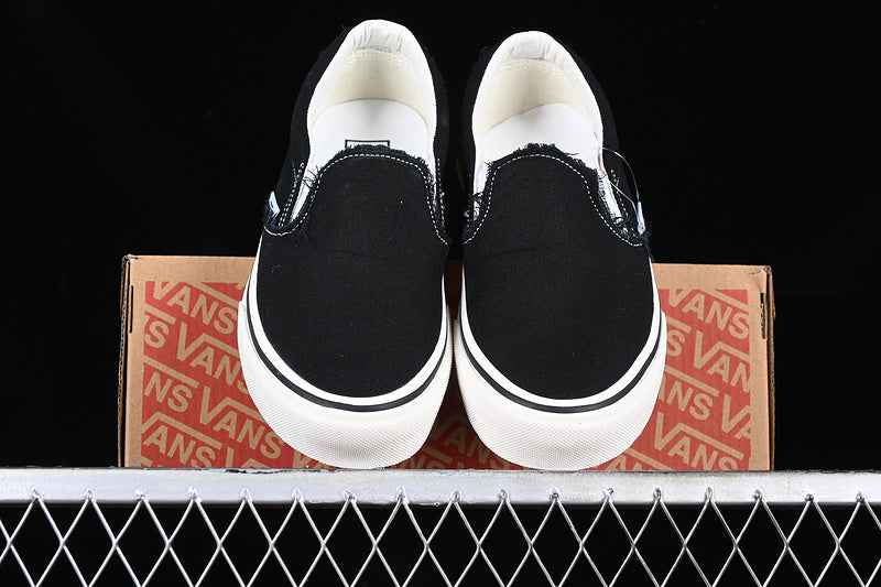 SLIP-ON WHITE/BLACK