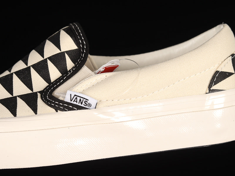 SLIP-ON X PILGRIM OFF WHITE/BLACK