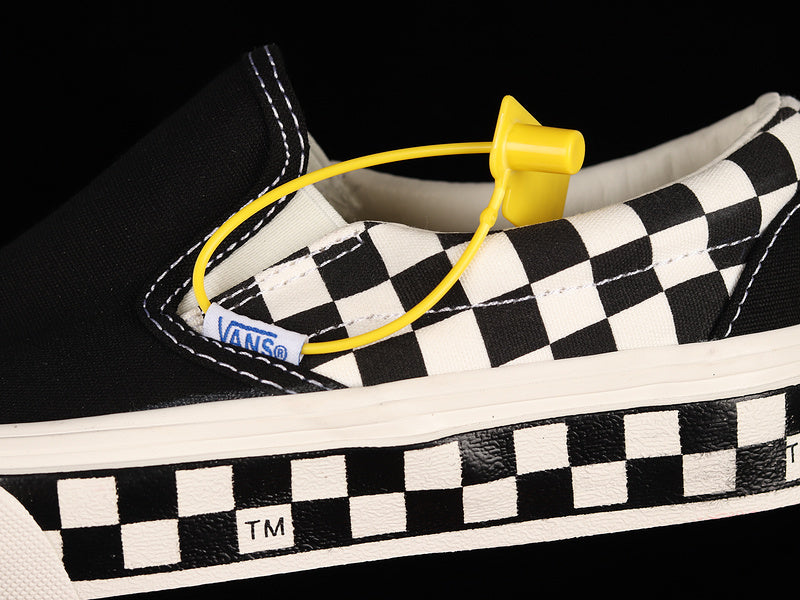 SLIP-ON SIDEWALL CHECK BLACK