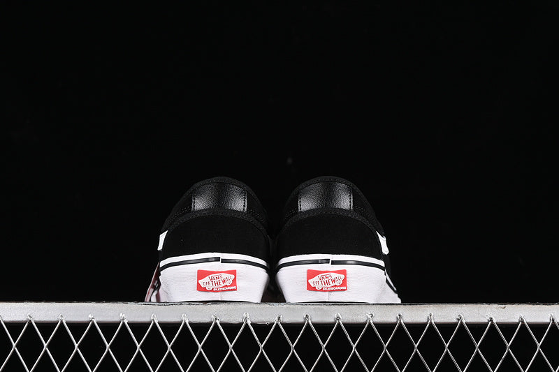 CHUKKA BLACK/WHITE