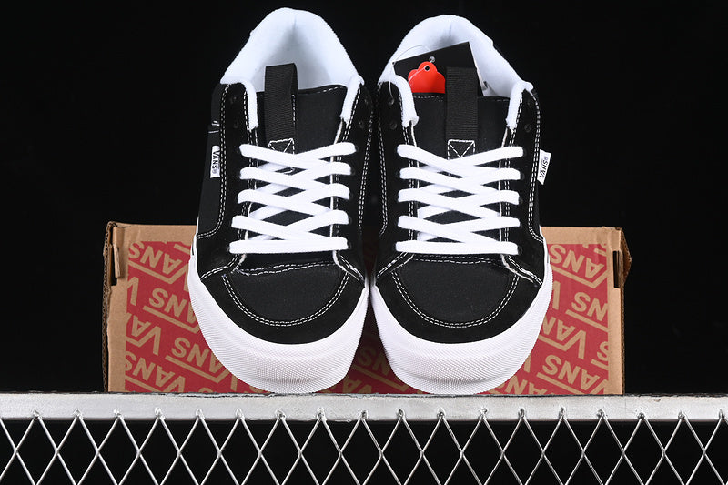 CHUKKA BLACK/WHITE