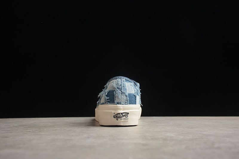 AUTHENTIC WHITE/BLUE