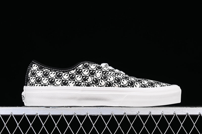 AUTHENTIC VR3 BLACK/WHITE