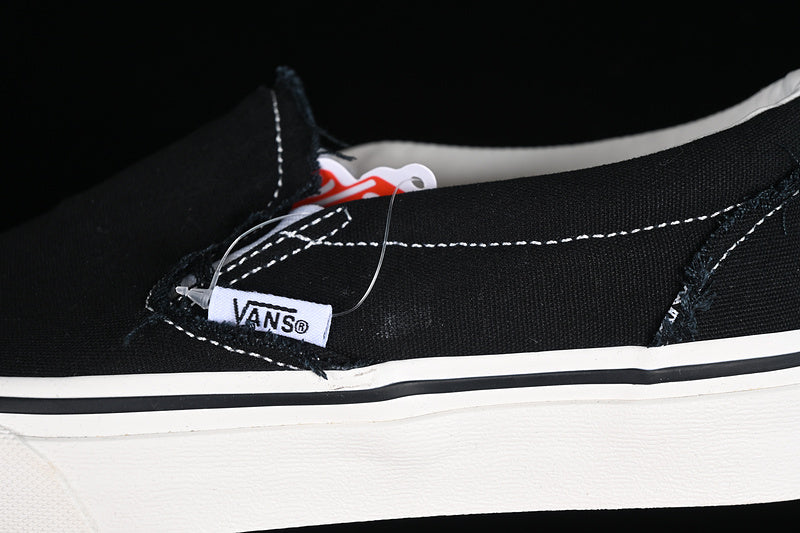 SLIP-ON WHITE/BLACK