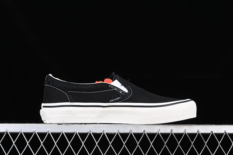 SLIP-ON WHITE/BLACK