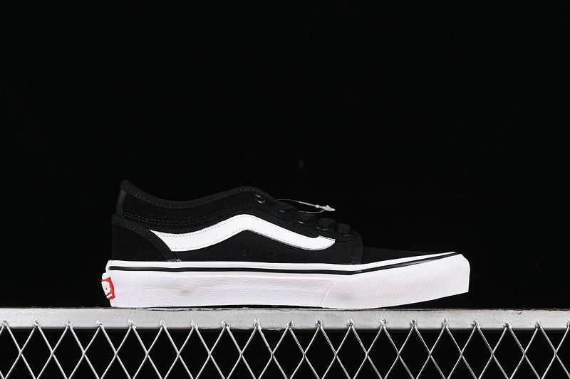 CHUKKA BLACK/WHITE