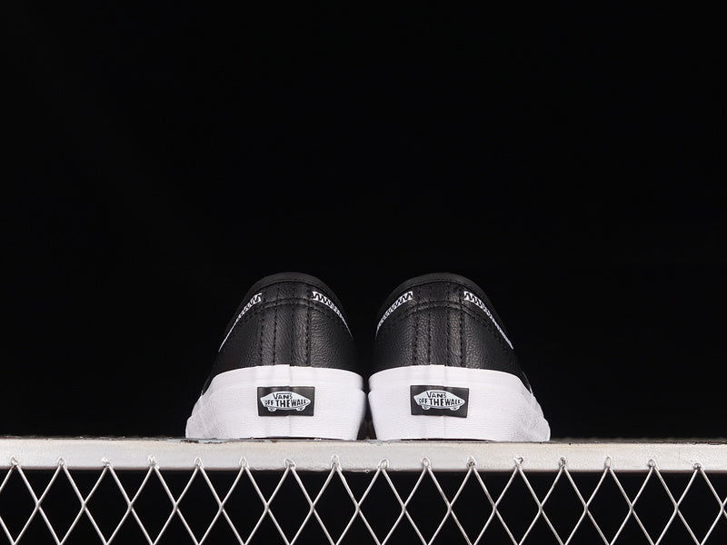 AUTHENTIC 44 WHITE/BLACK