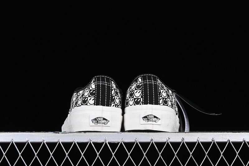 AUTHENTIC VR3 BLACK/WHITE