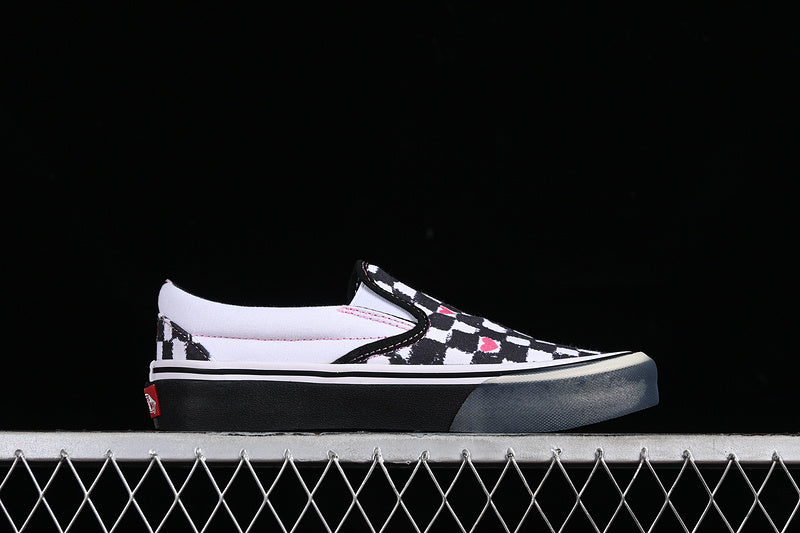 SLIP-ON WHITE/BLACK/PINK