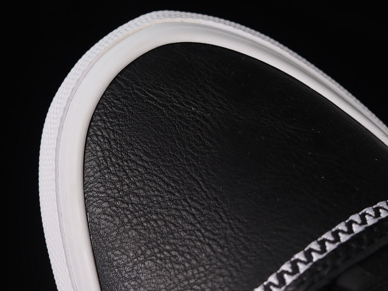 AUTHENTIC 44 WHITE/BLACK