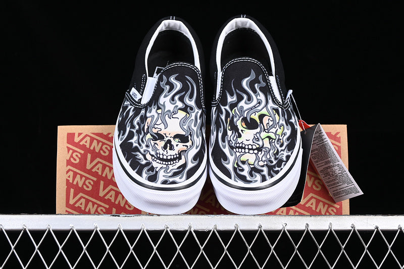 SLIP-ON FLAME SKULL WHITE/BLACK